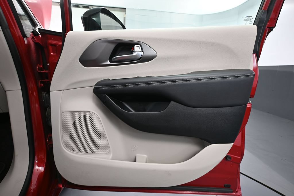Used 2024 Chrysler Pacifica Touring-L FWD image 45