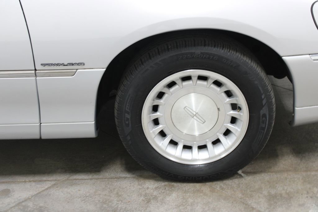 Used 2002 Lincoln Town Car Executive image 51