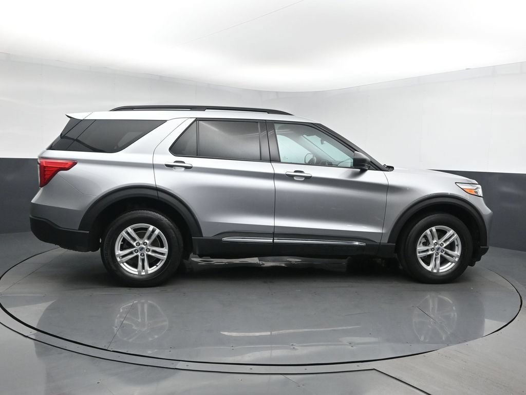 Used 2023 Ford Explorer XLT AWD/4WD image 3