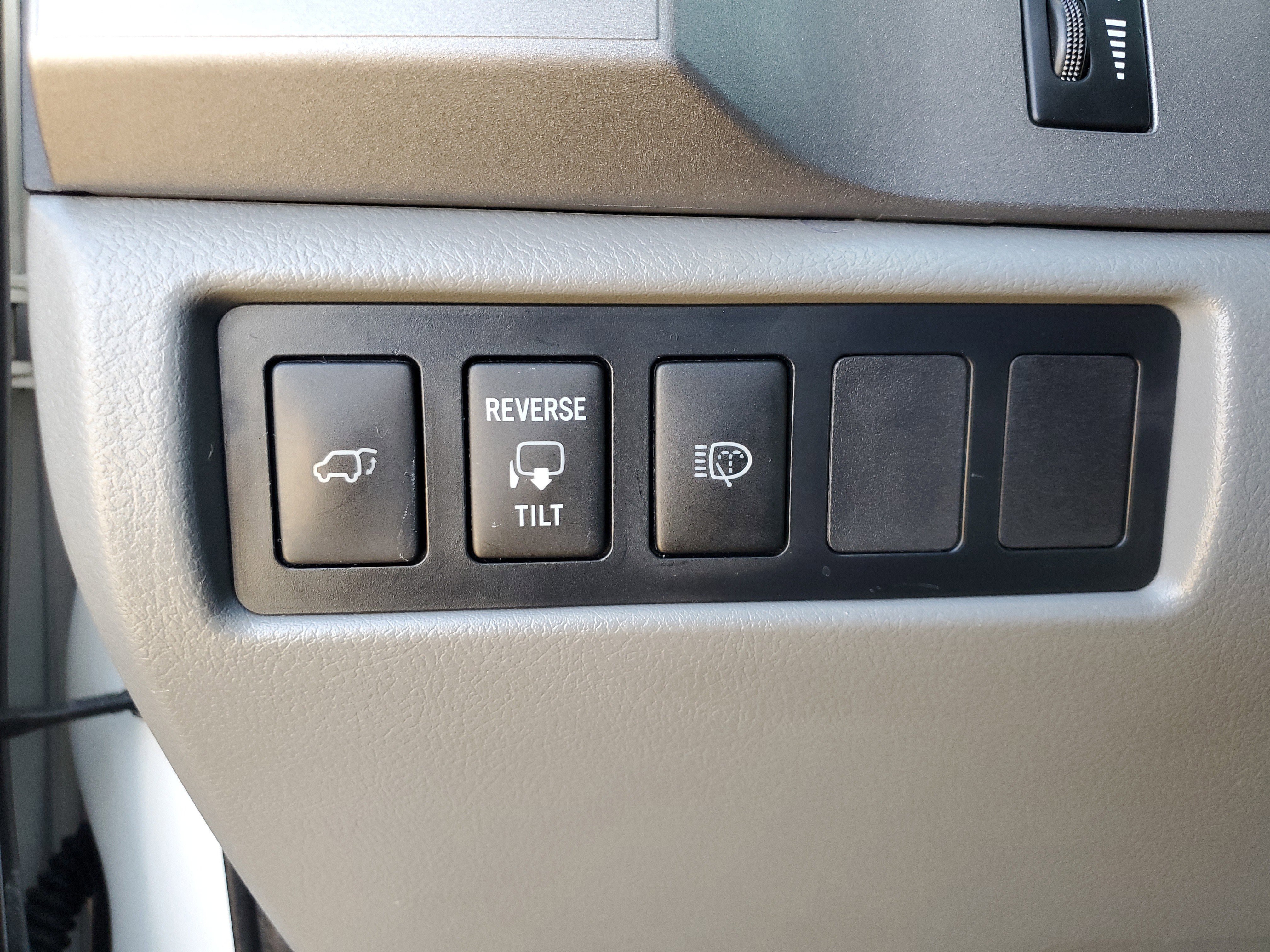 Used 2010 Toyota Sequoia Platinum image 28