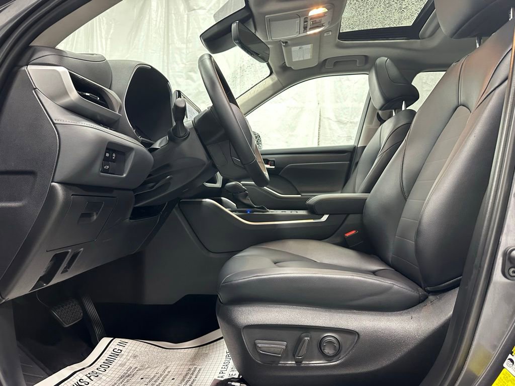 Used 2025 Toyota Highlander XLE image 14