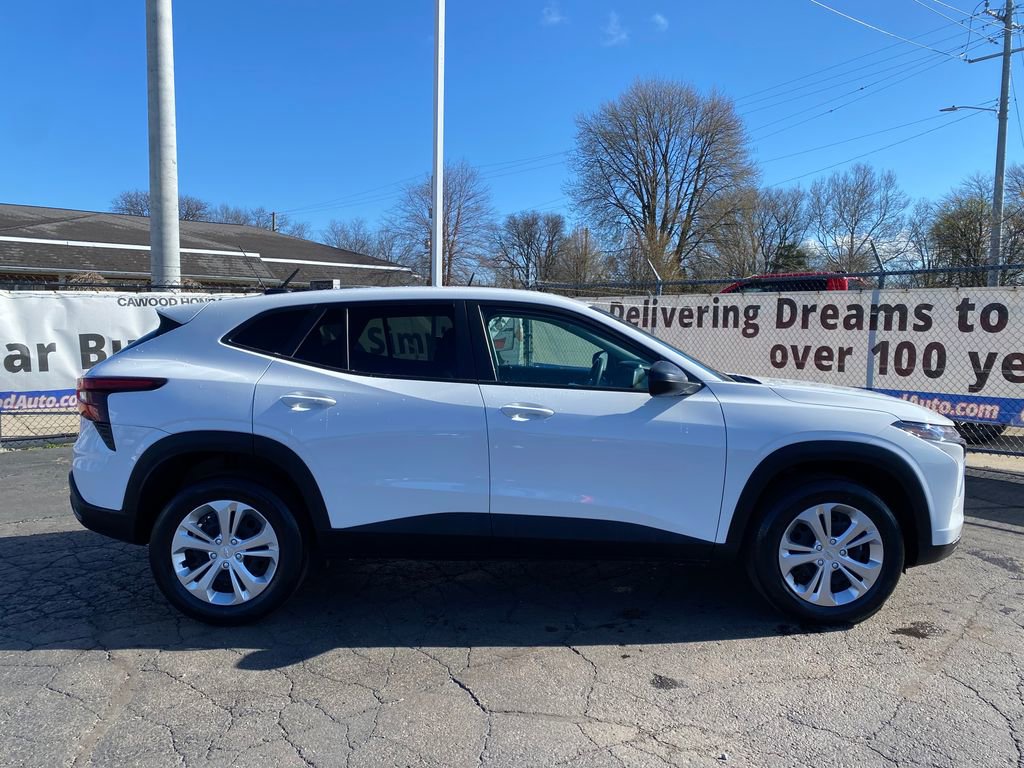 Used 2025 Chevrolet Trax LS w/ Driver Confidence Package FWD image 2