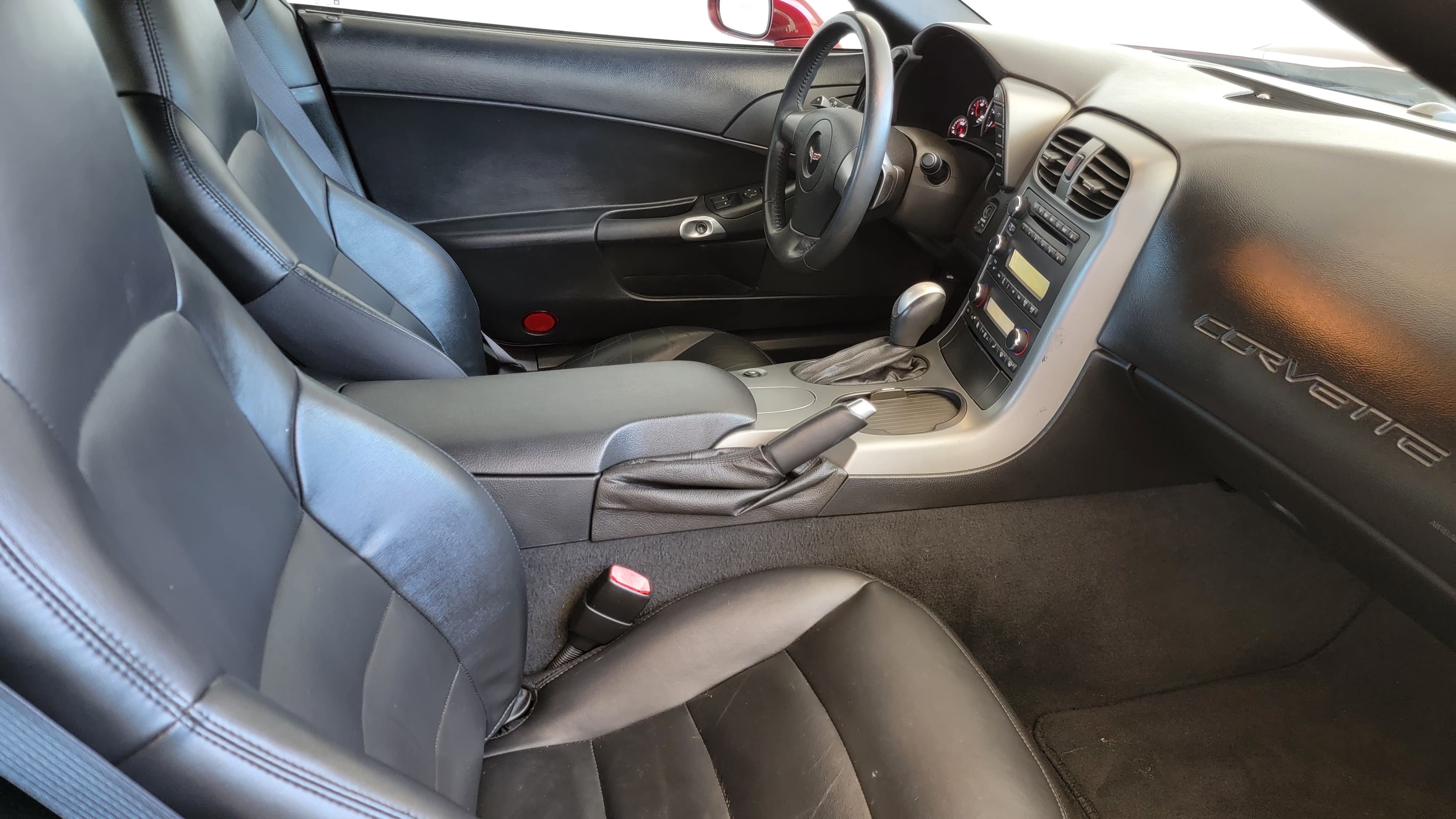 Used 2007 Chevrolet Corvette Coupe w/ Performance Package RWD image 17