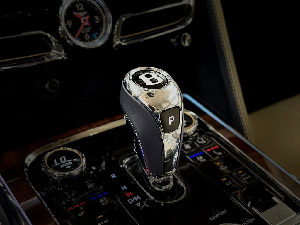 Used 2022 Bentley Flying Spur Plug-In Hybrid image 98