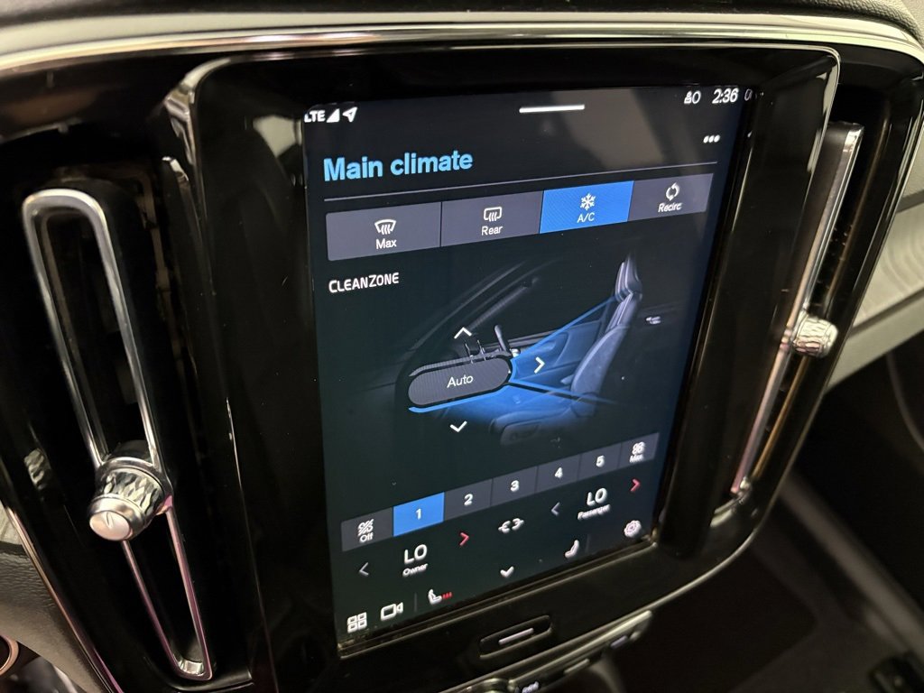 Used 2024 Volvo XC40 B5 Core image 24