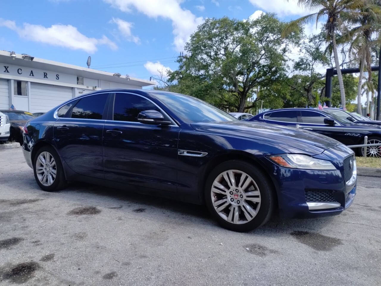 Used 2017 Jaguar XF Premium RWD image 18