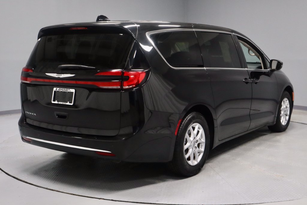 Used 2023 Chrysler Pacifica Touring-L FWD image 10