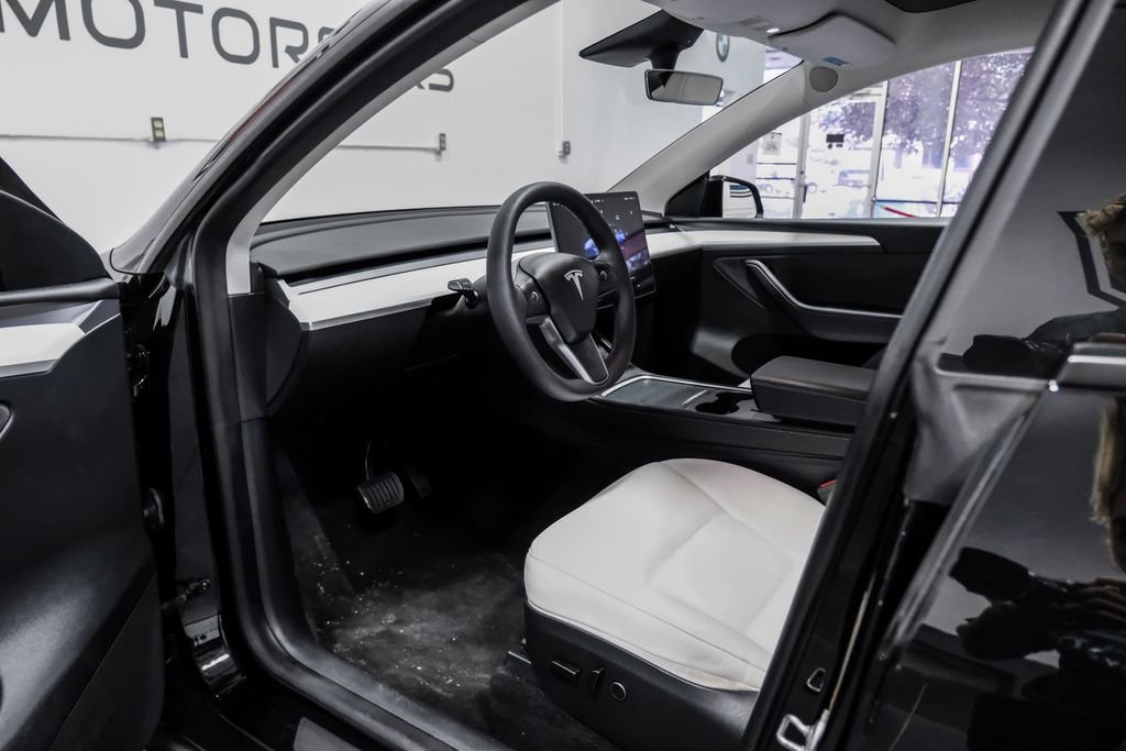 Used 2023 Tesla Model Y Long Range AWD/4WD image 3