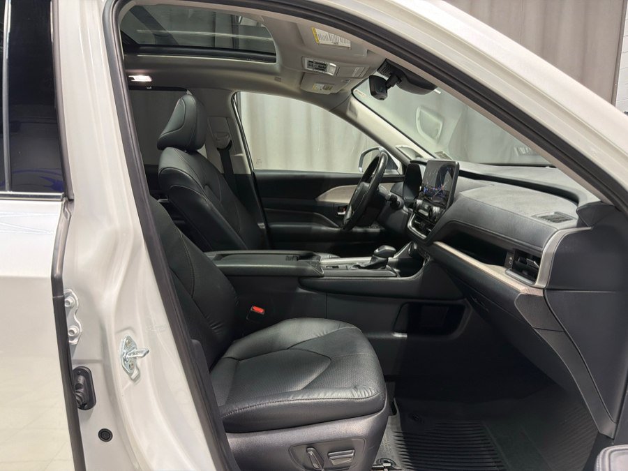Used 2024 Toyota Grand Highlander AWD image 32