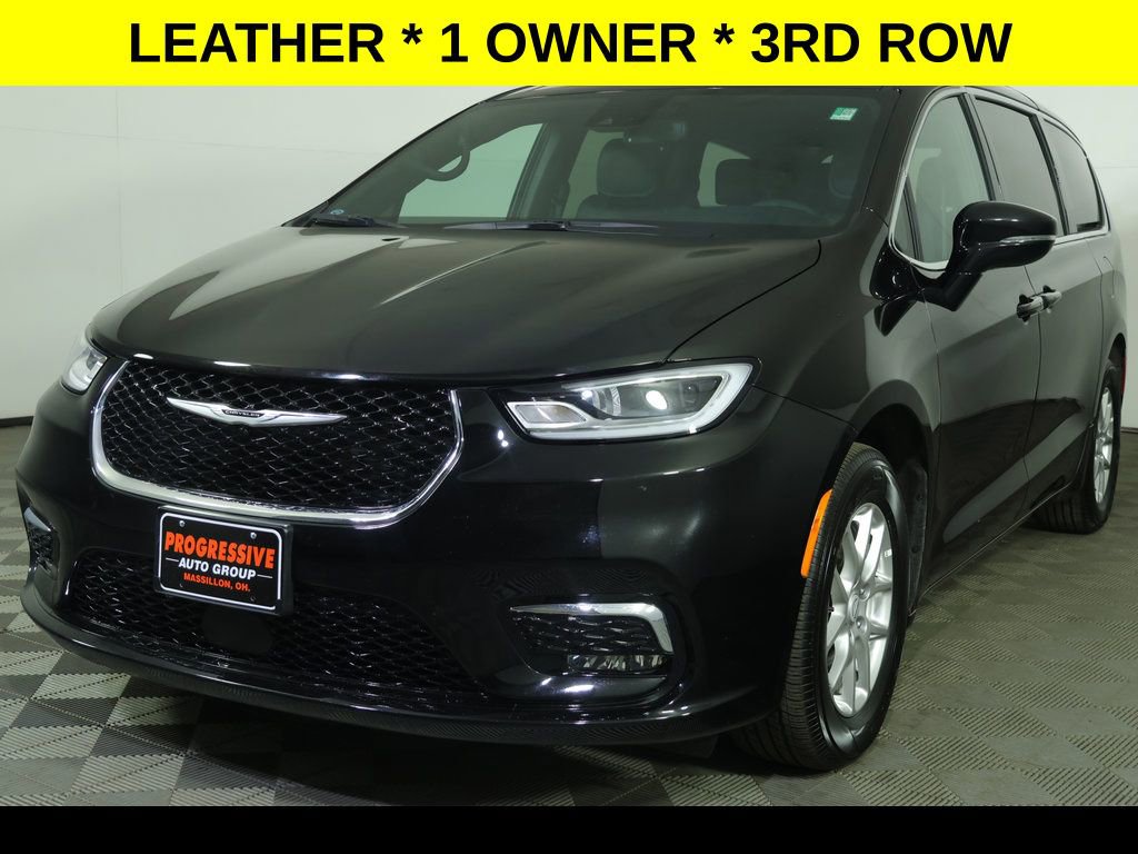 Used 2025 Chrysler Pacifica Select