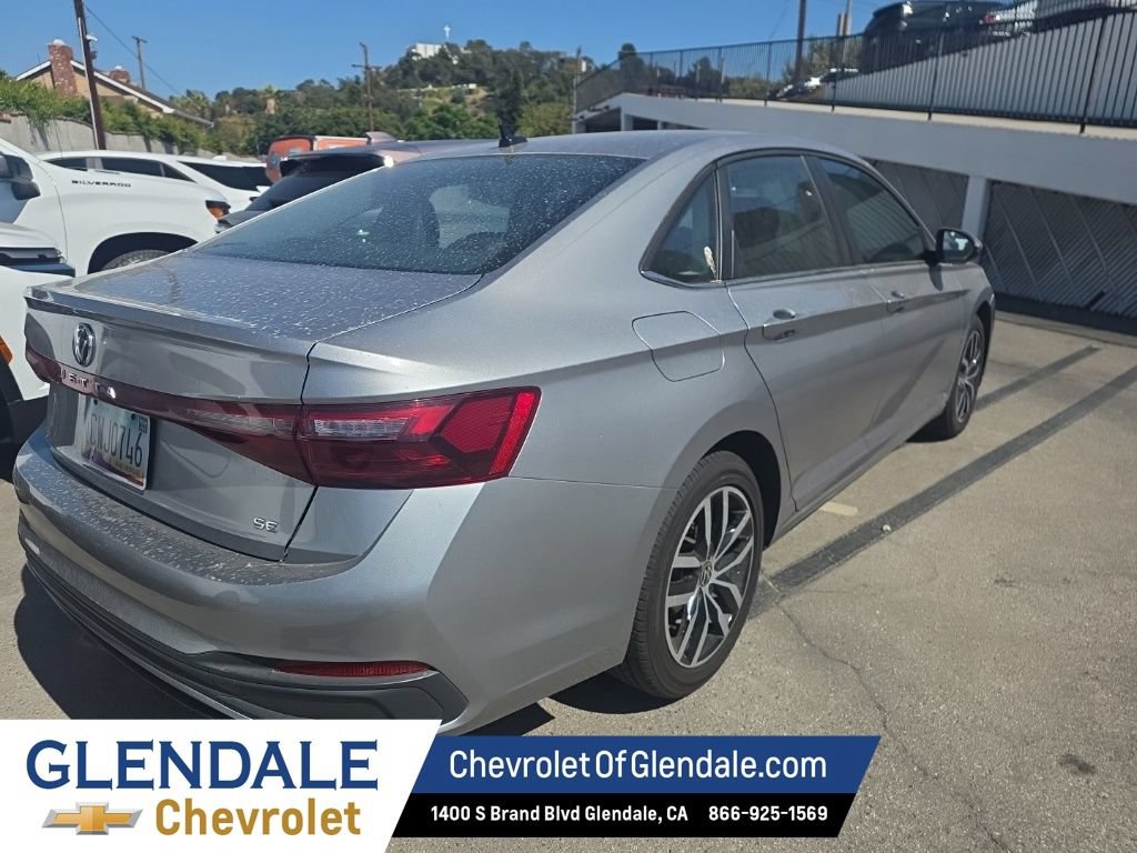 Used 2025 Volkswagen Jetta SE FWD image 6