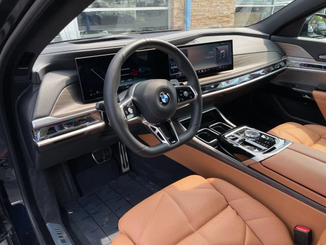 Used 2025 BMW 740i xDrive AWD/4WD image 2