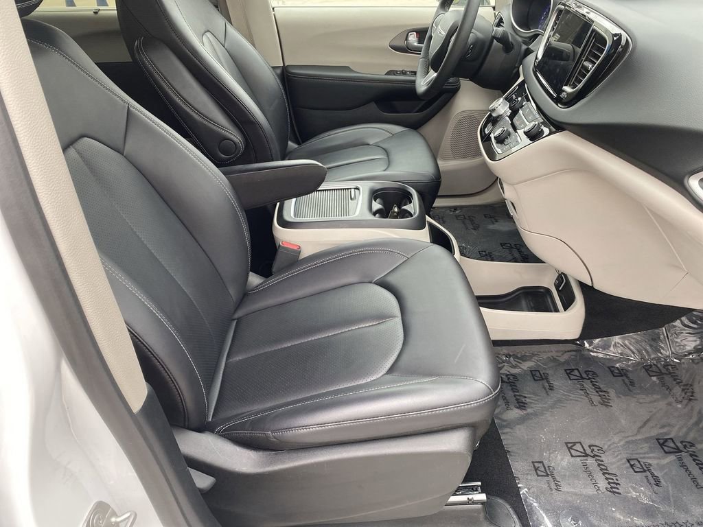 Used 2024 Chrysler Pacifica Touring-L image 24