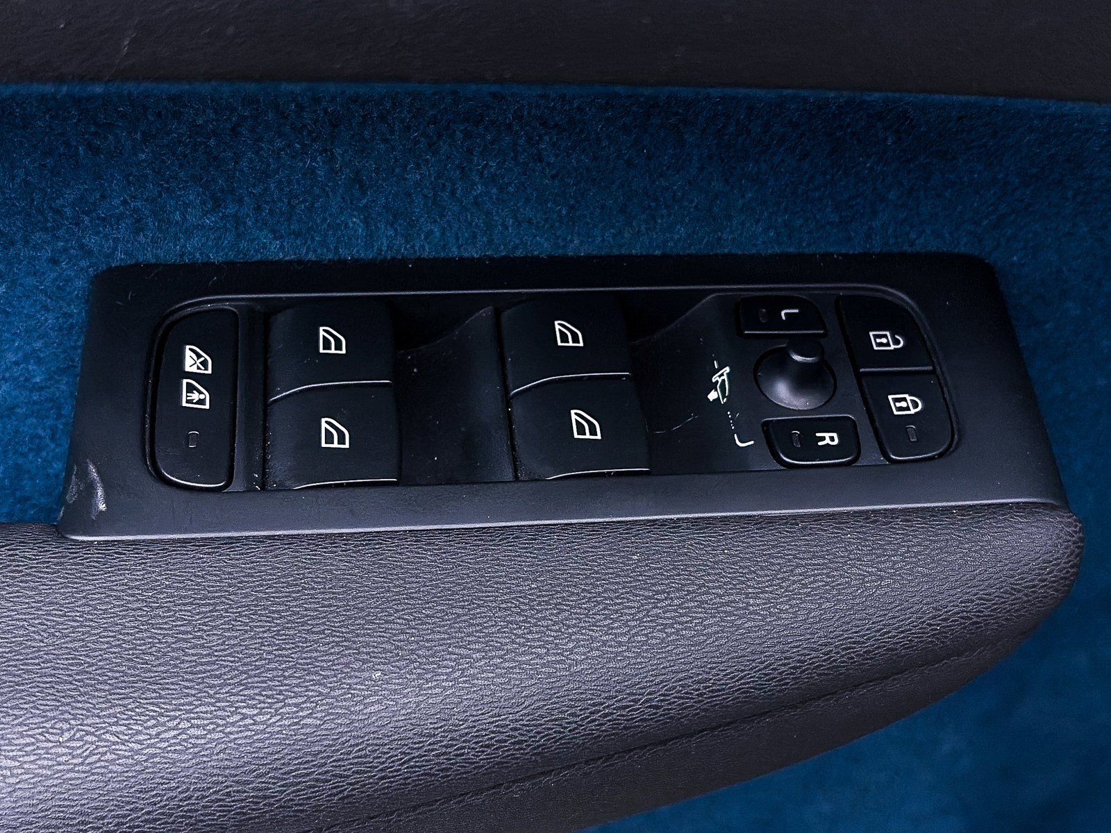 Used 2023 Volvo C40 P8 Recharge Ultimate image 17