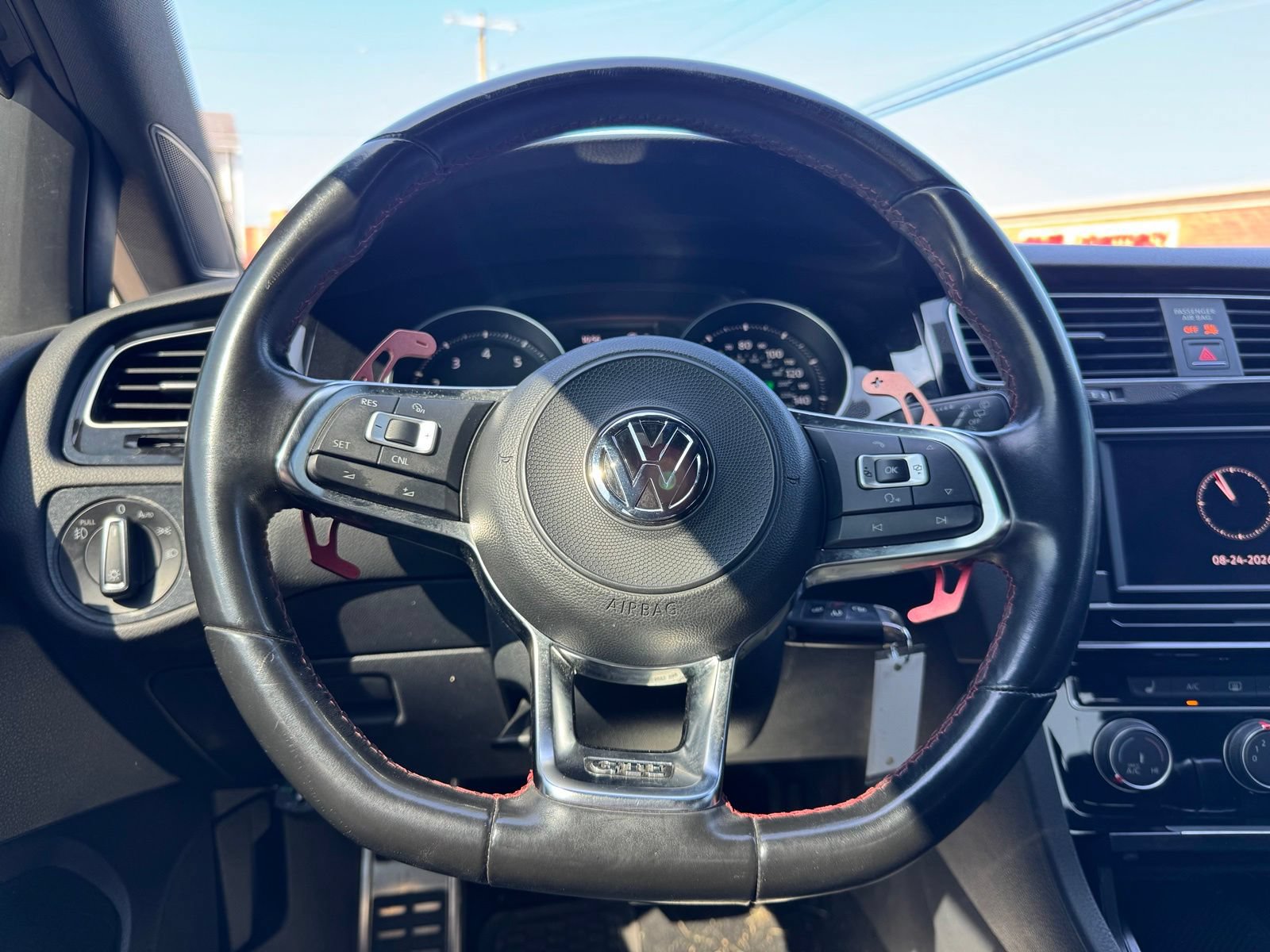Used 2018 Volkswagen Golf 4-Door FWD image 18