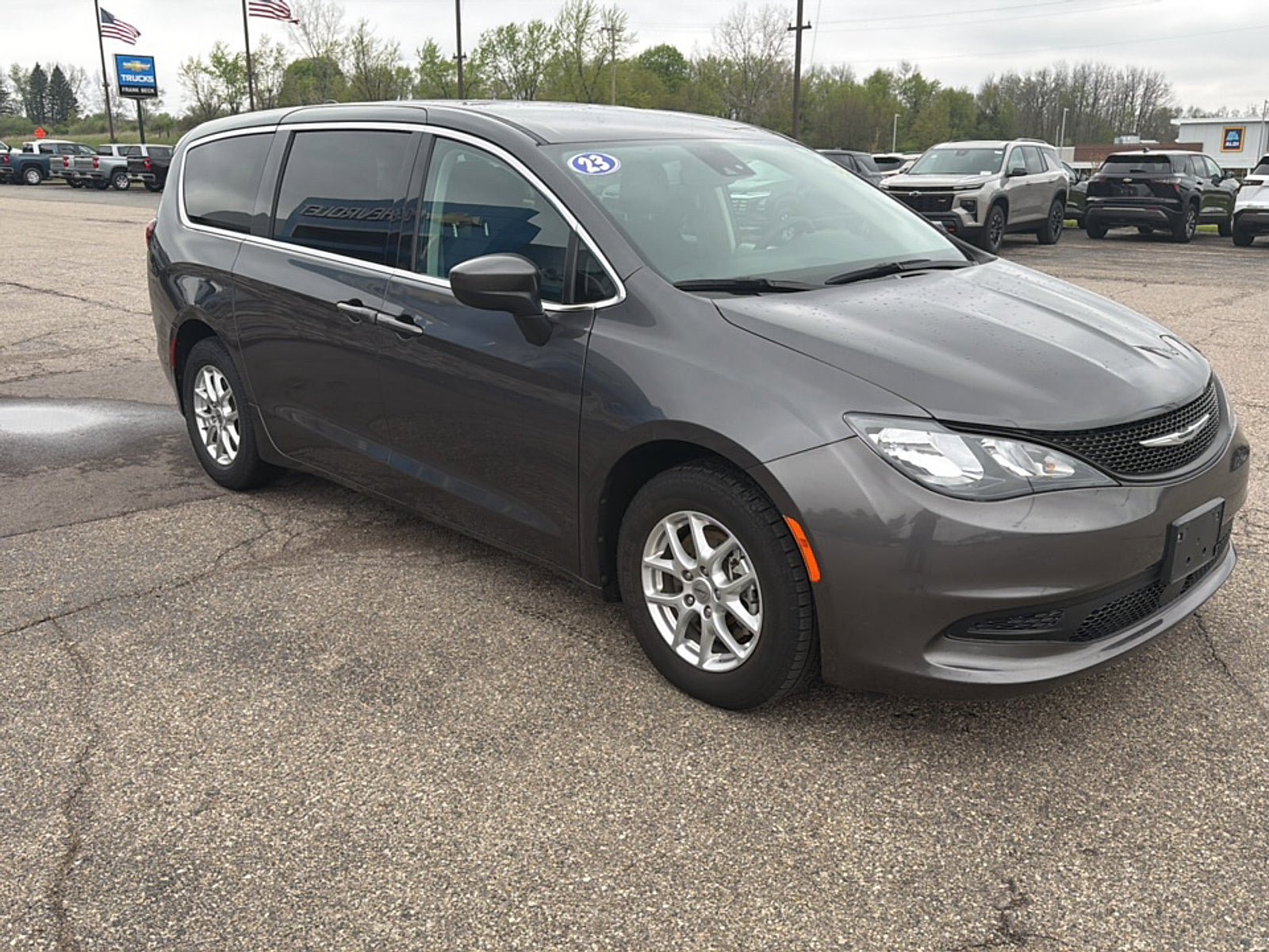 Used 2023 Chrysler Voyager LX FWD image 3