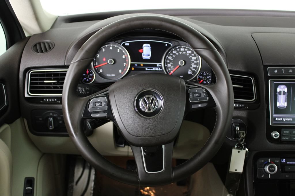 Used 2017 Volkswagen Touareg Sport AWD/4WD image 9