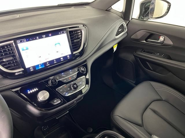 Used 2026 Chrysler Pacifica Select FWD image 35
