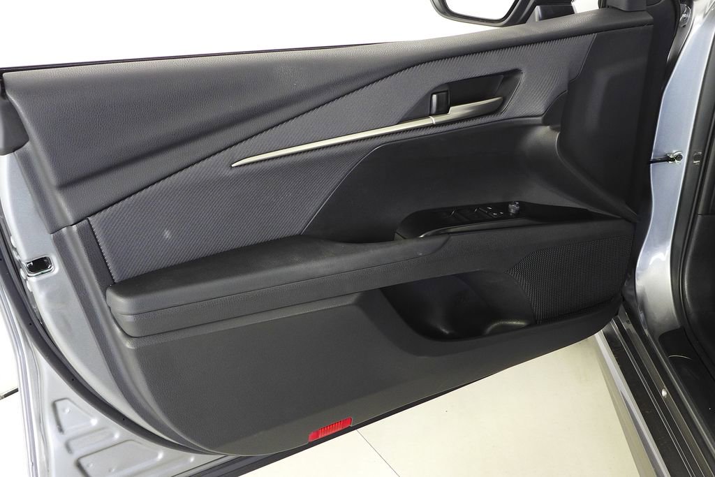 Used 2025 Toyota Camry SE w/ Convenience Package image 11