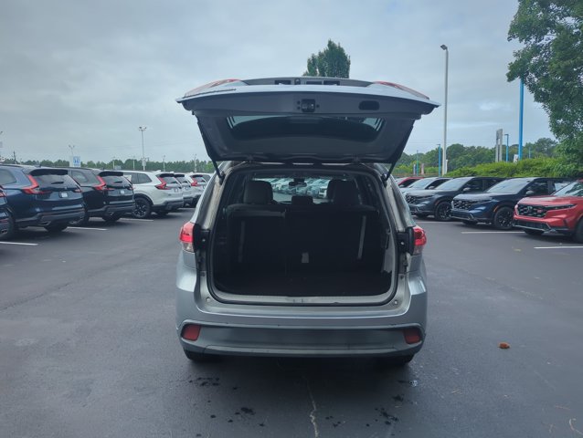 Used 2019 Toyota Highlander LE FWD image 6