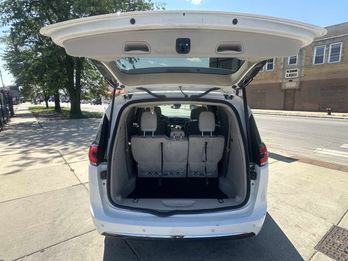 Used 2021 Chrysler Pacifica Touring-L FWD image 37
