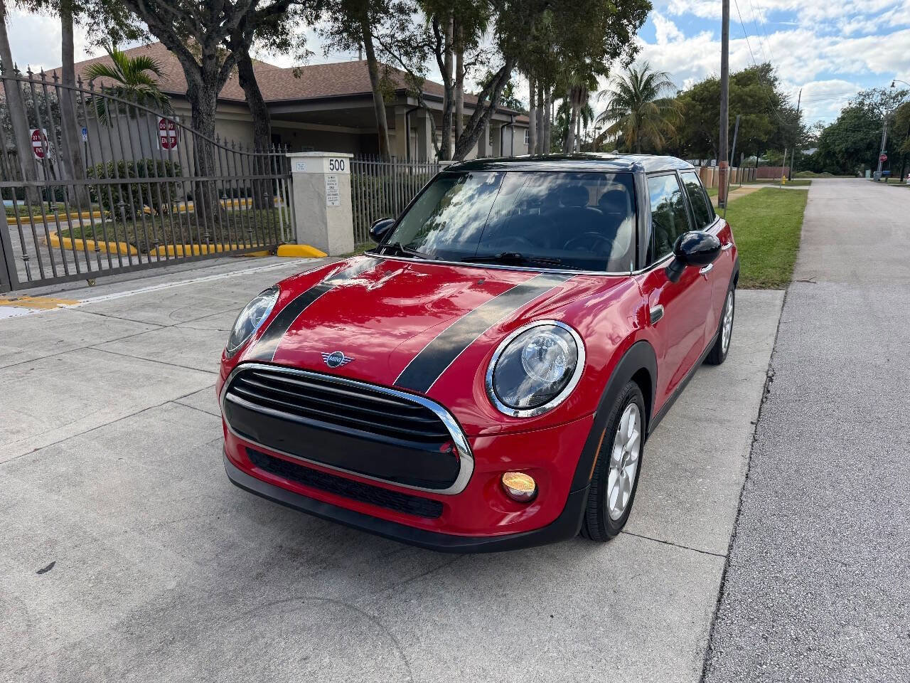 Used 2019 MINI Cooper 4-Door Hardtop w/ Signature Upholstery Package image 3