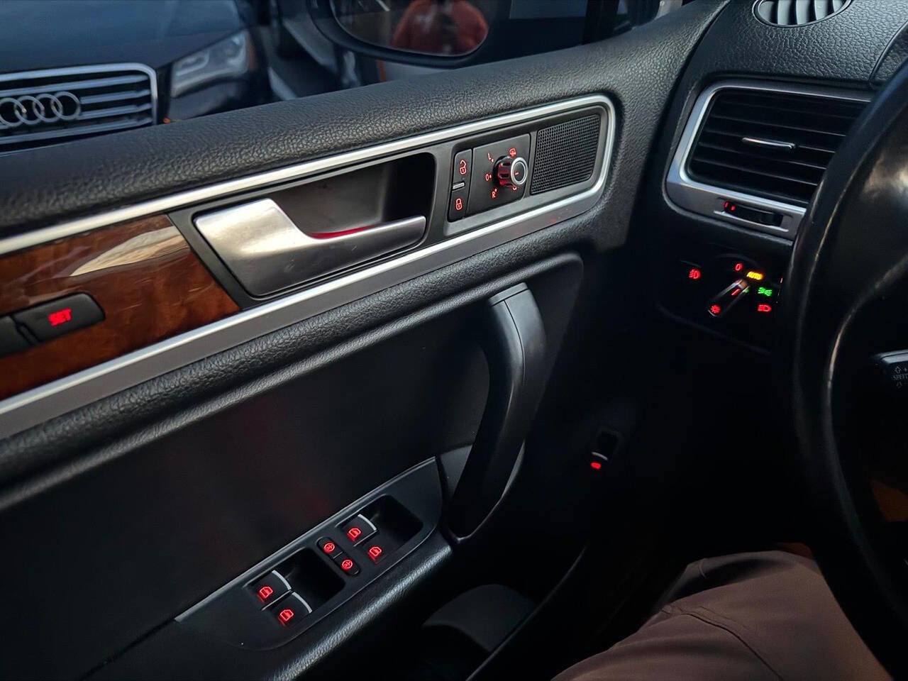 Used 2014 Volkswagen Touareg TDI image 30