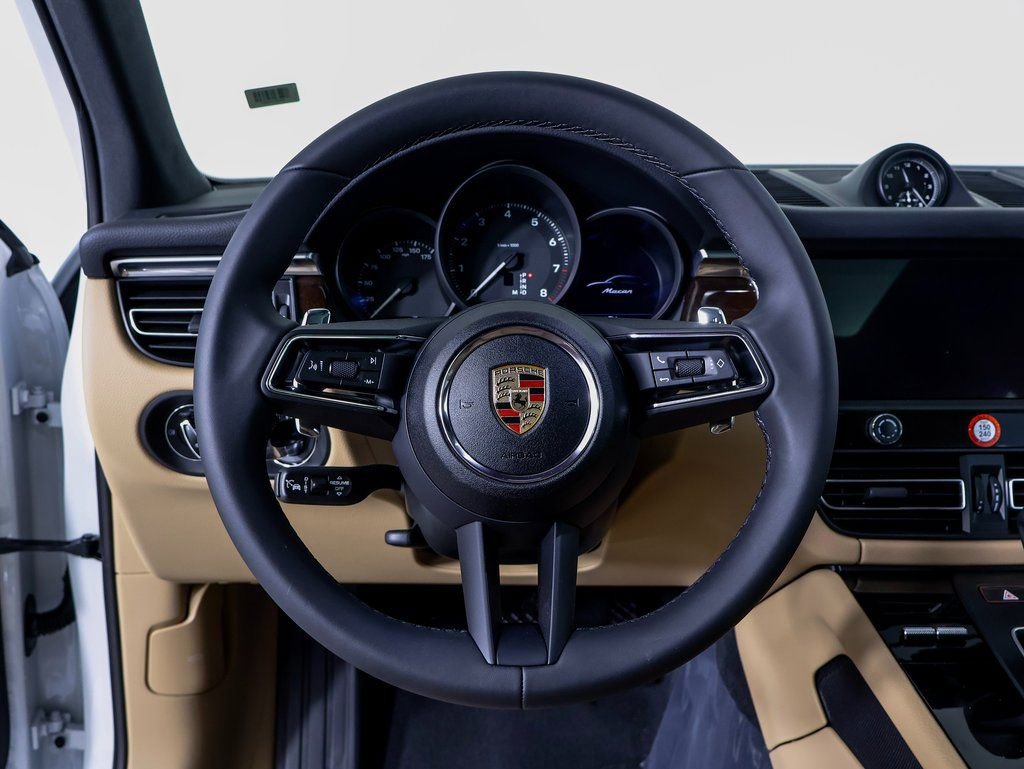 Certified 2025 Porsche Macan AWD/4WD image 10