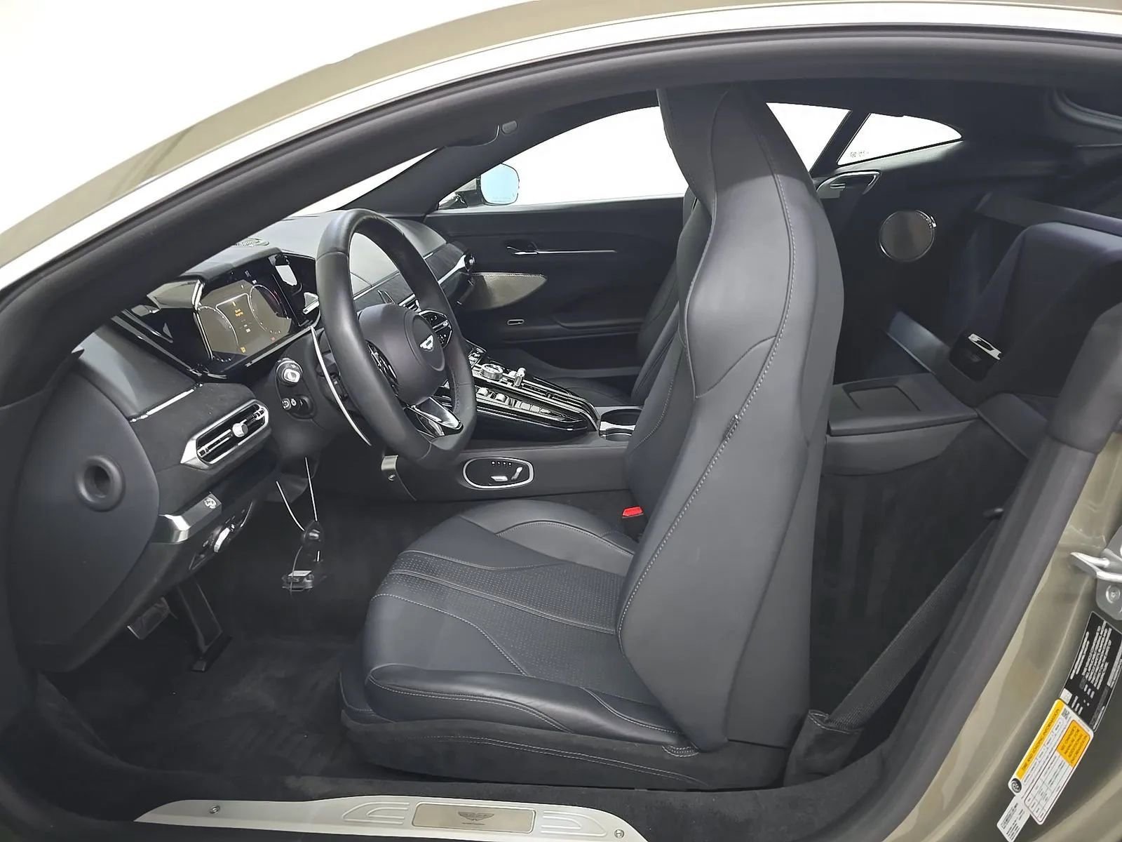 Used 2025 Aston Martin V8 Vantage Coupe RWD image 7