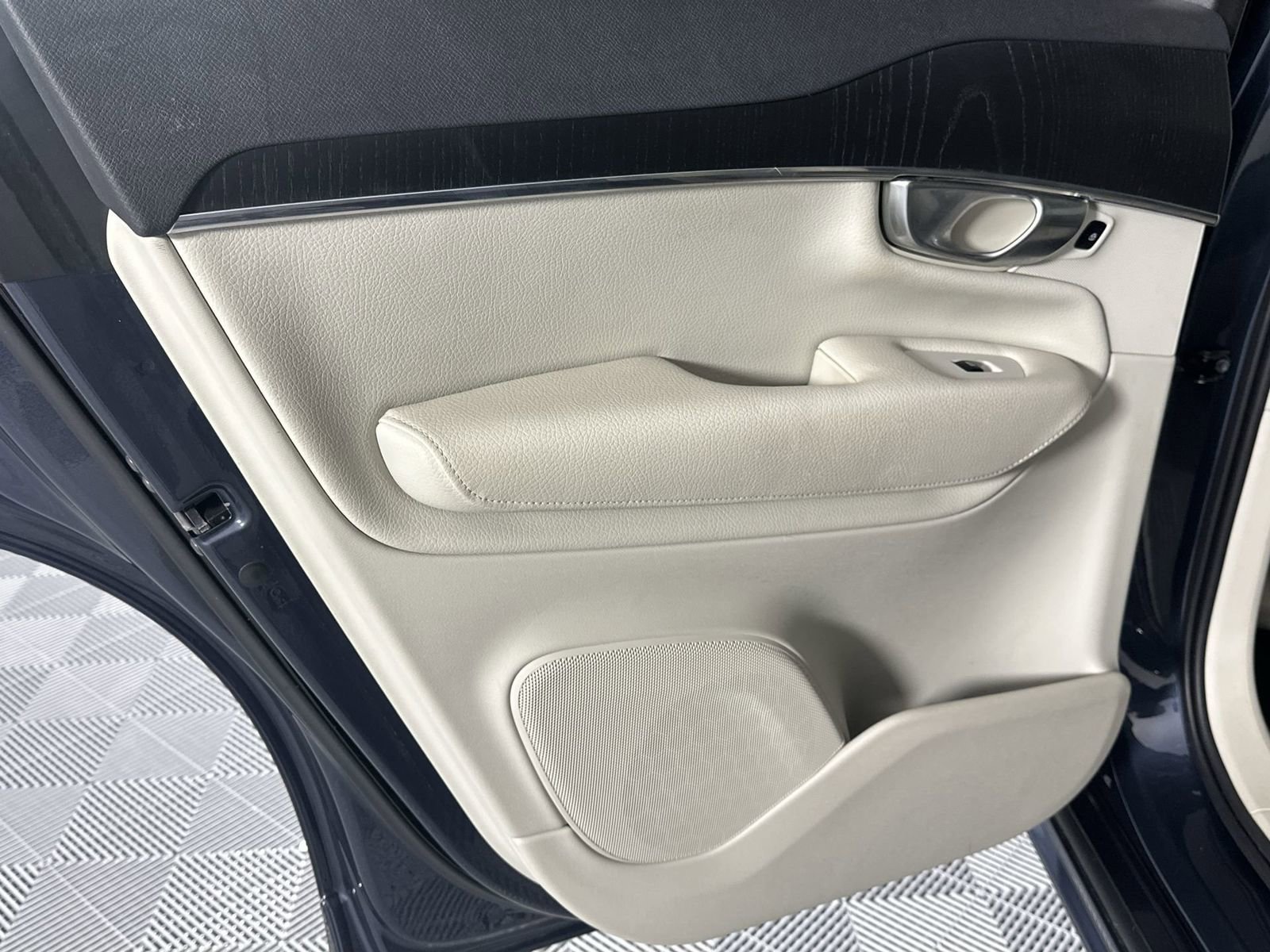 Used 2020 Volvo XC90 T6 Momentum AWD/4WD image 30