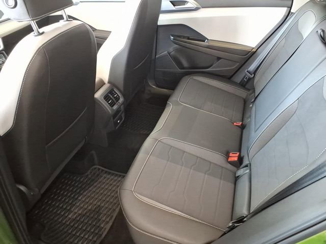 Used 2025 Volkswagen Taos SE w/ Panoramic Sunroof Package image 12