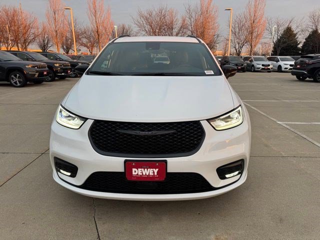 New 2026 Chrysler Pacifica Select image 2