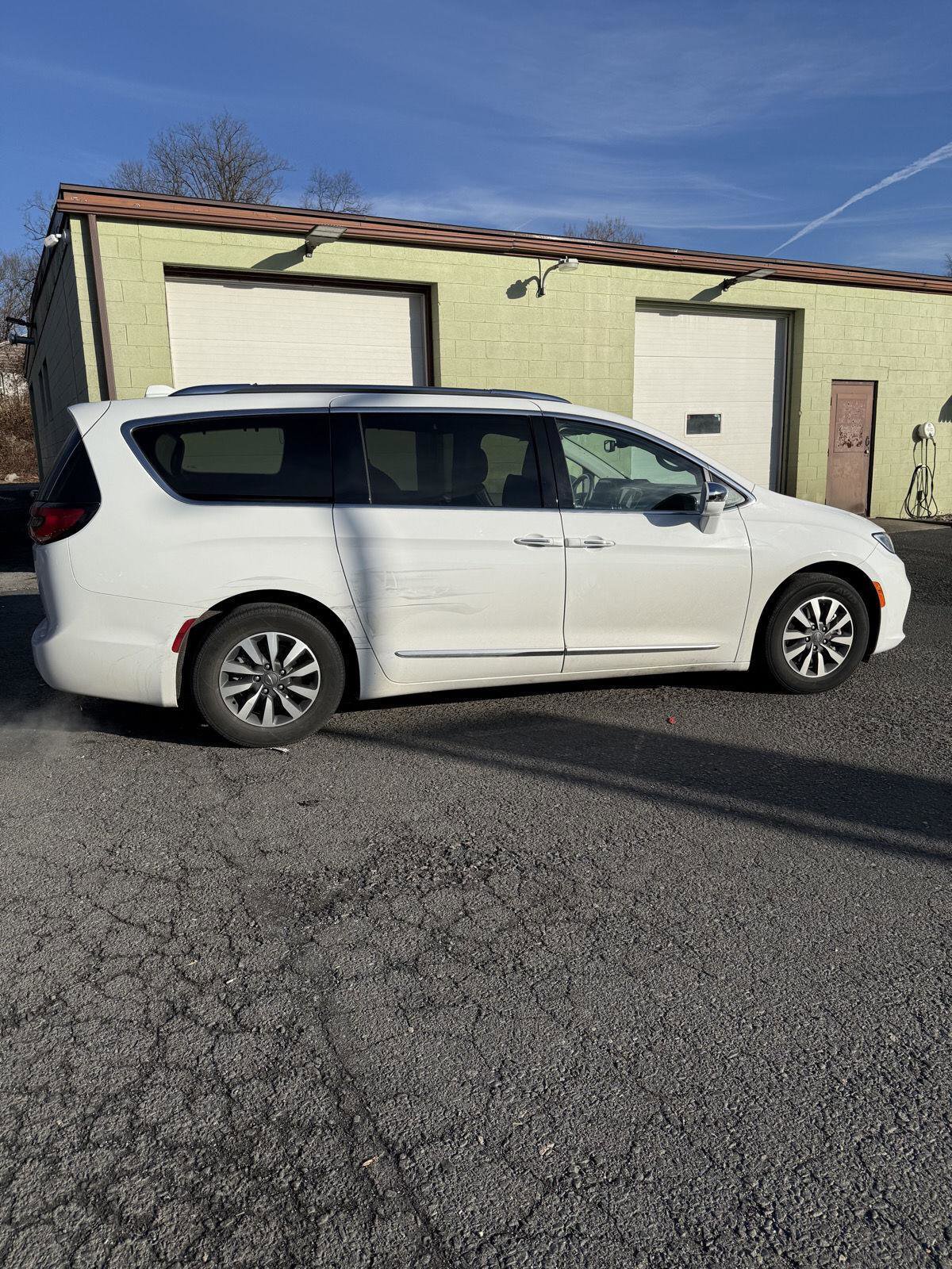 Certified 2021 Chrysler Pacifica Limited image 4