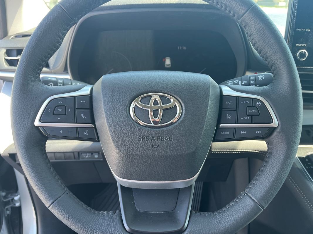 Used 2025 Toyota Sienna XLE AWD/4WD image 11