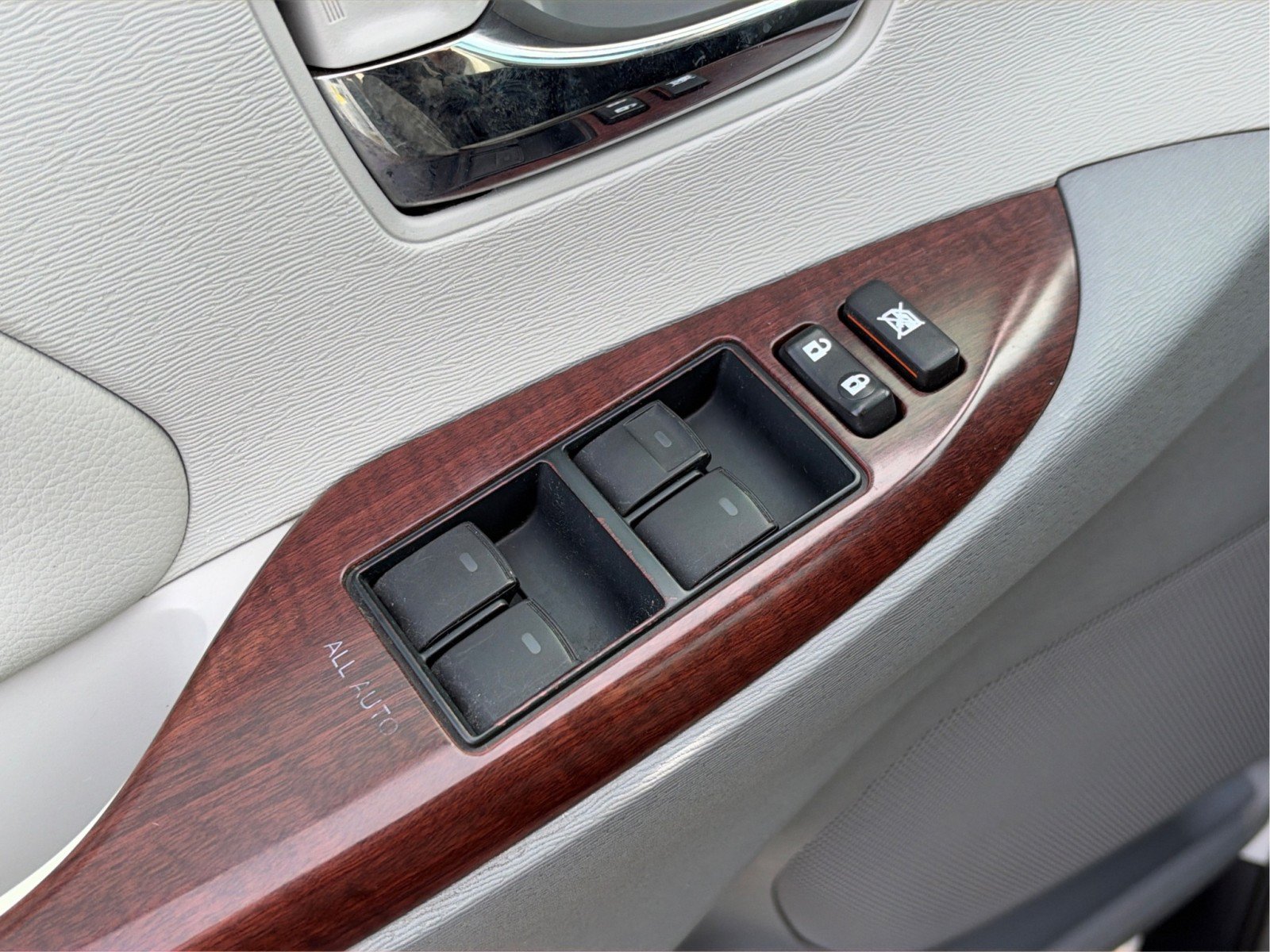 Used 2014 Toyota Sienna XLE FWD image 45