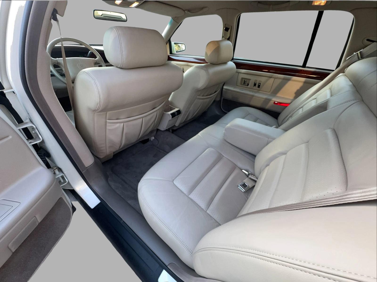 Used 1994 Cadillac De Ville Concours FWD image 30