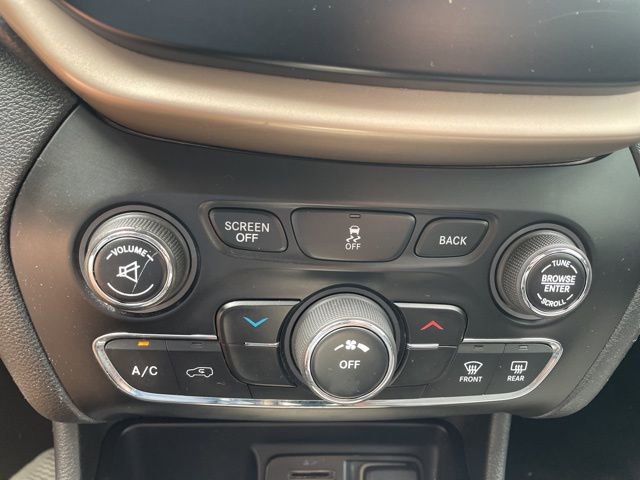 Used 2015 Jeep Cherokee Latitude image 17