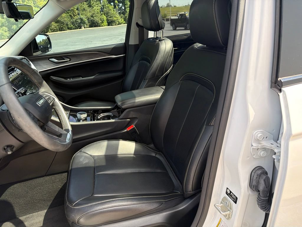 Certified 2023 Jeep Grand Cherokee Limited w/ Luxury Tech Group II AWD/4WD image 44
