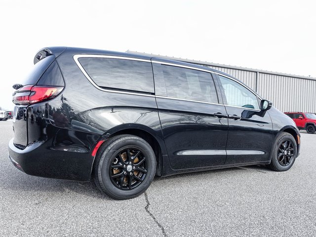 Used 2023 Chrysler Pacifica Touring-L image 9