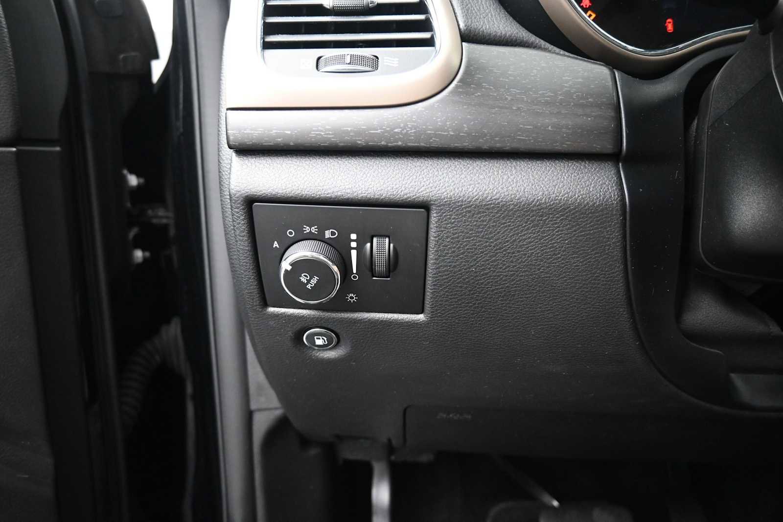 Used 2017 Jeep Grand Cherokee Laredo w/ Quick Order Package 23E AWD/4WD image 11
