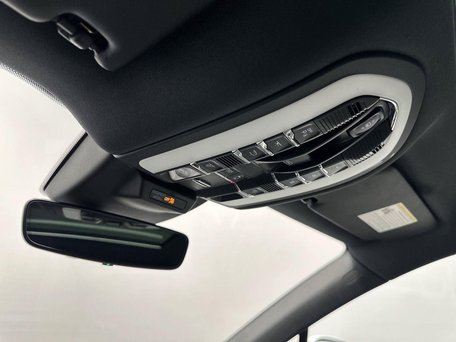 Certified 2023 Porsche Macan AWD/4WD image 32