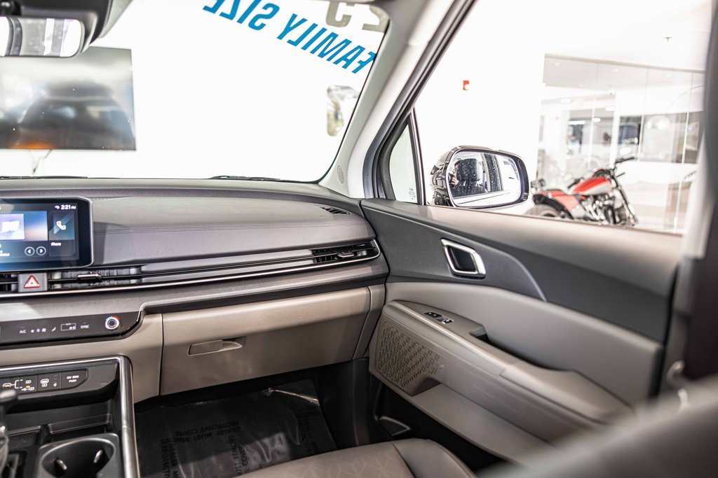 Used 2025 Kia Carnival EX image 39