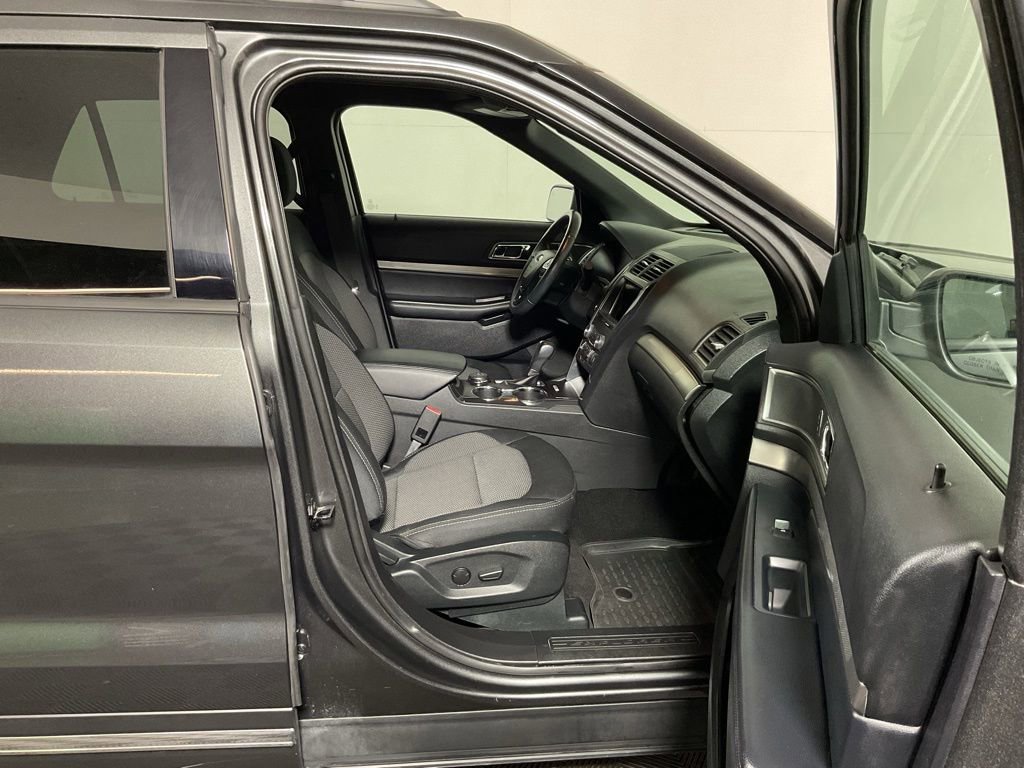 Used 2019 Ford Explorer XLT w/ Equipment Group 201A AWD/4WD image 38