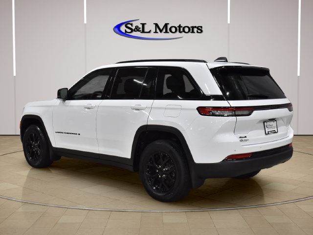 Used 2024 Jeep Grand Cherokee Altitude AWD/4WD image 5