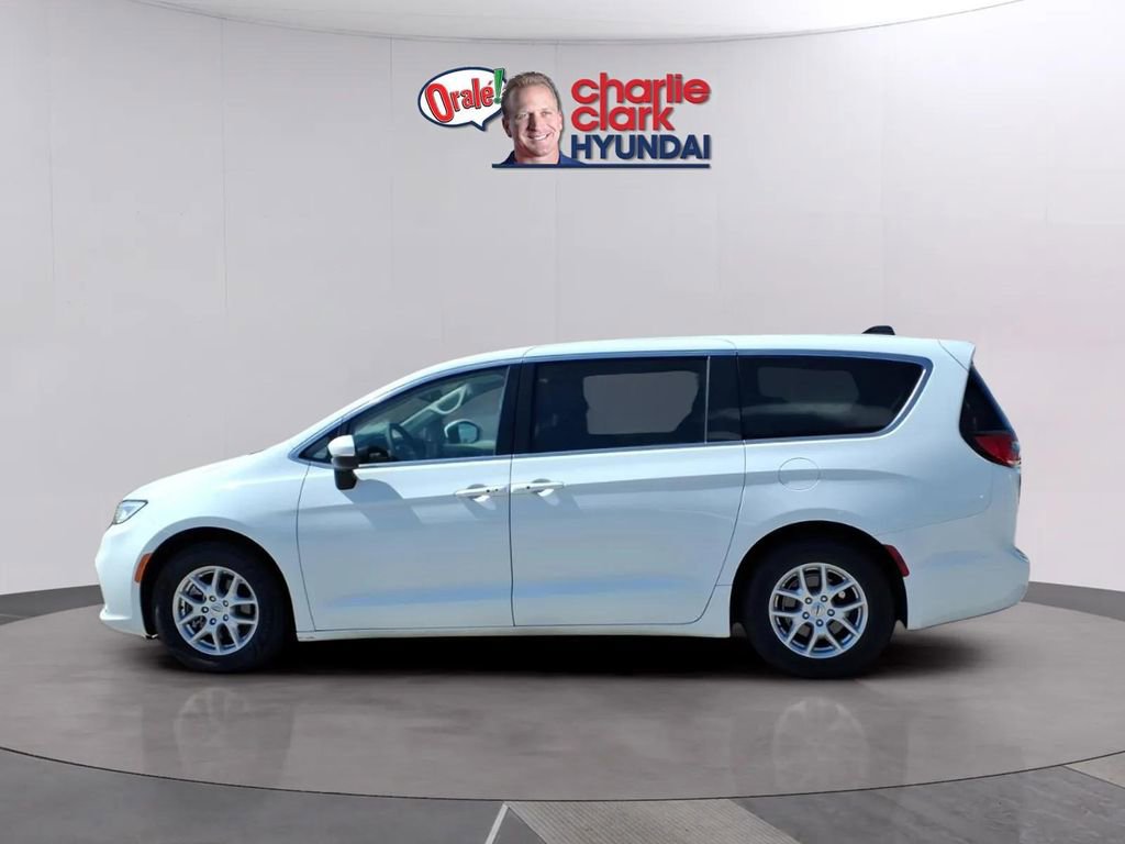 Used 2023 Chrysler Pacifica Touring-L image 2
