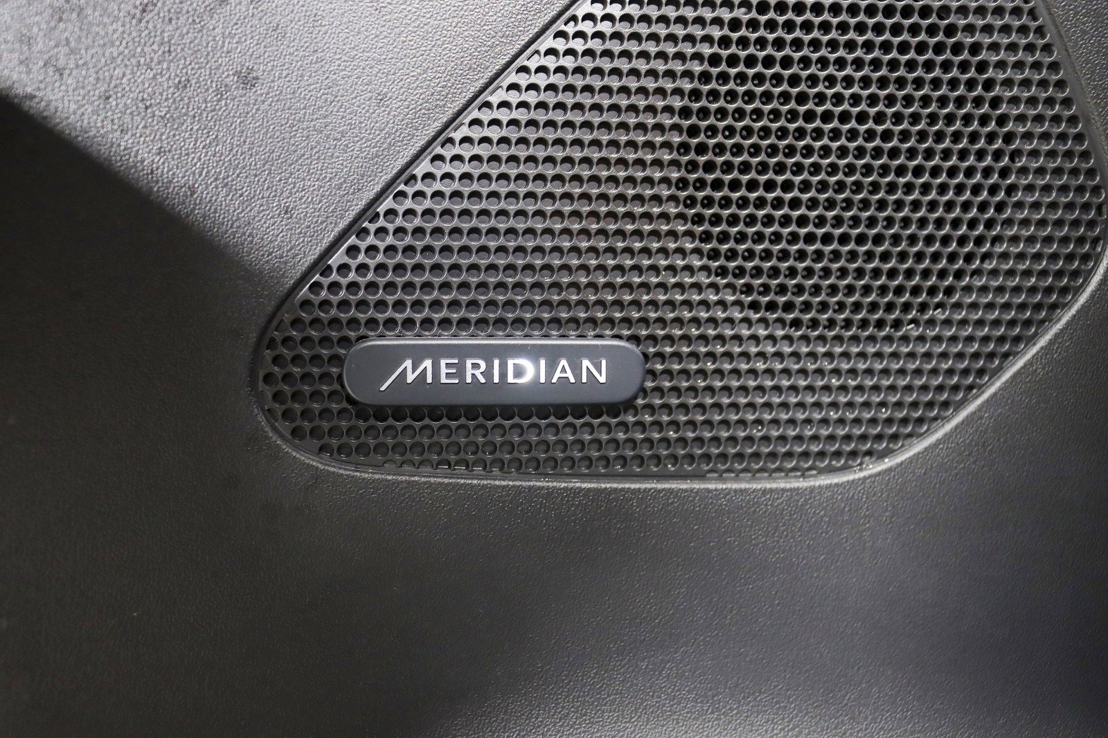 Used 2019 Jaguar F-PACE Premium image 31