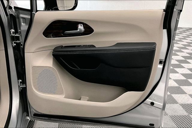 Used 2024 Chrysler Pacifica Limited image 20