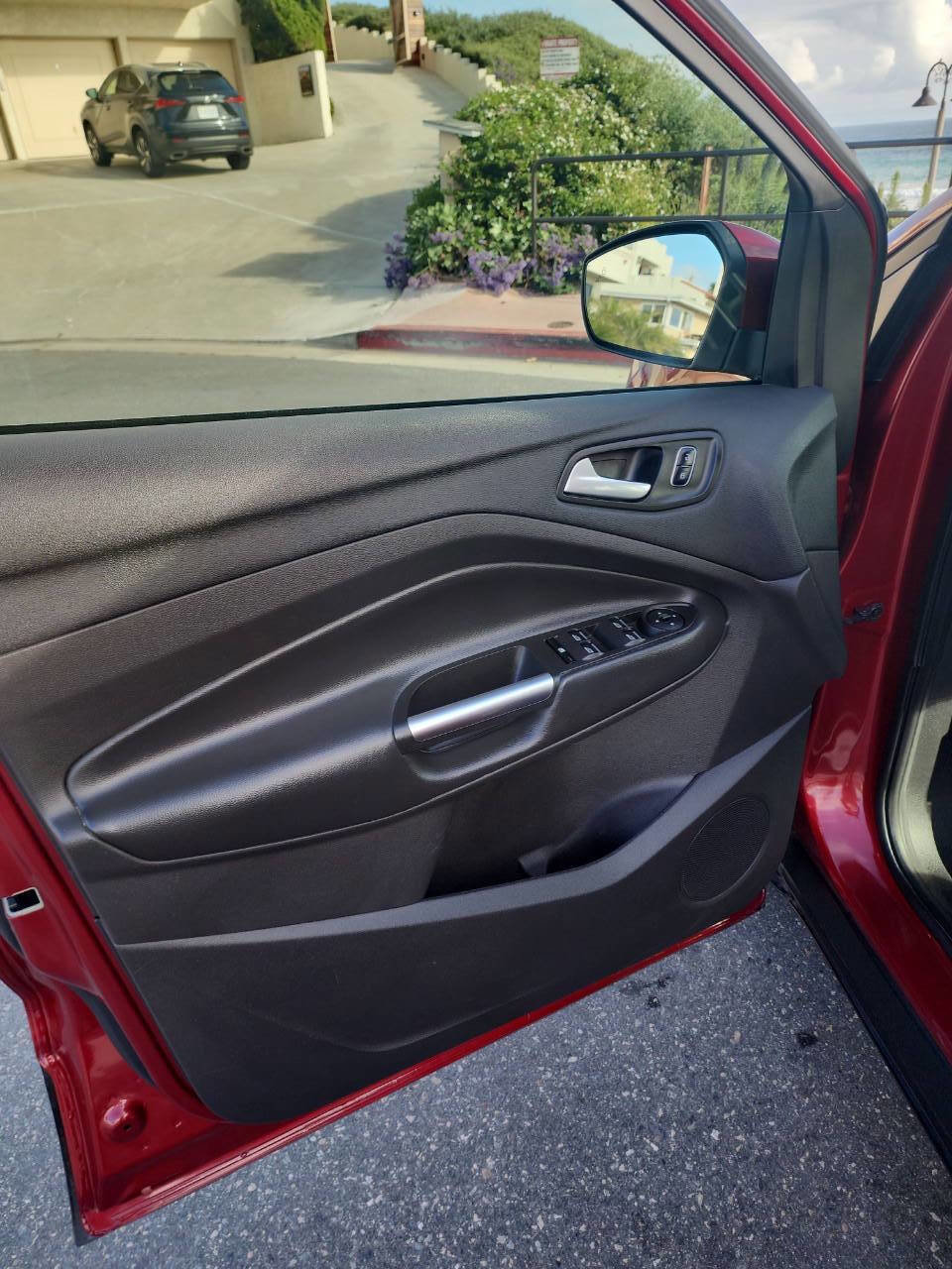 Used 2017 Ford Escape SE w/ SE Leather Comfort Package FWD image 9