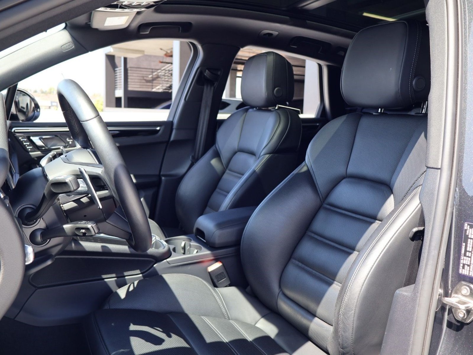 Certified 2026 Porsche Macan AWD/4WD image 5