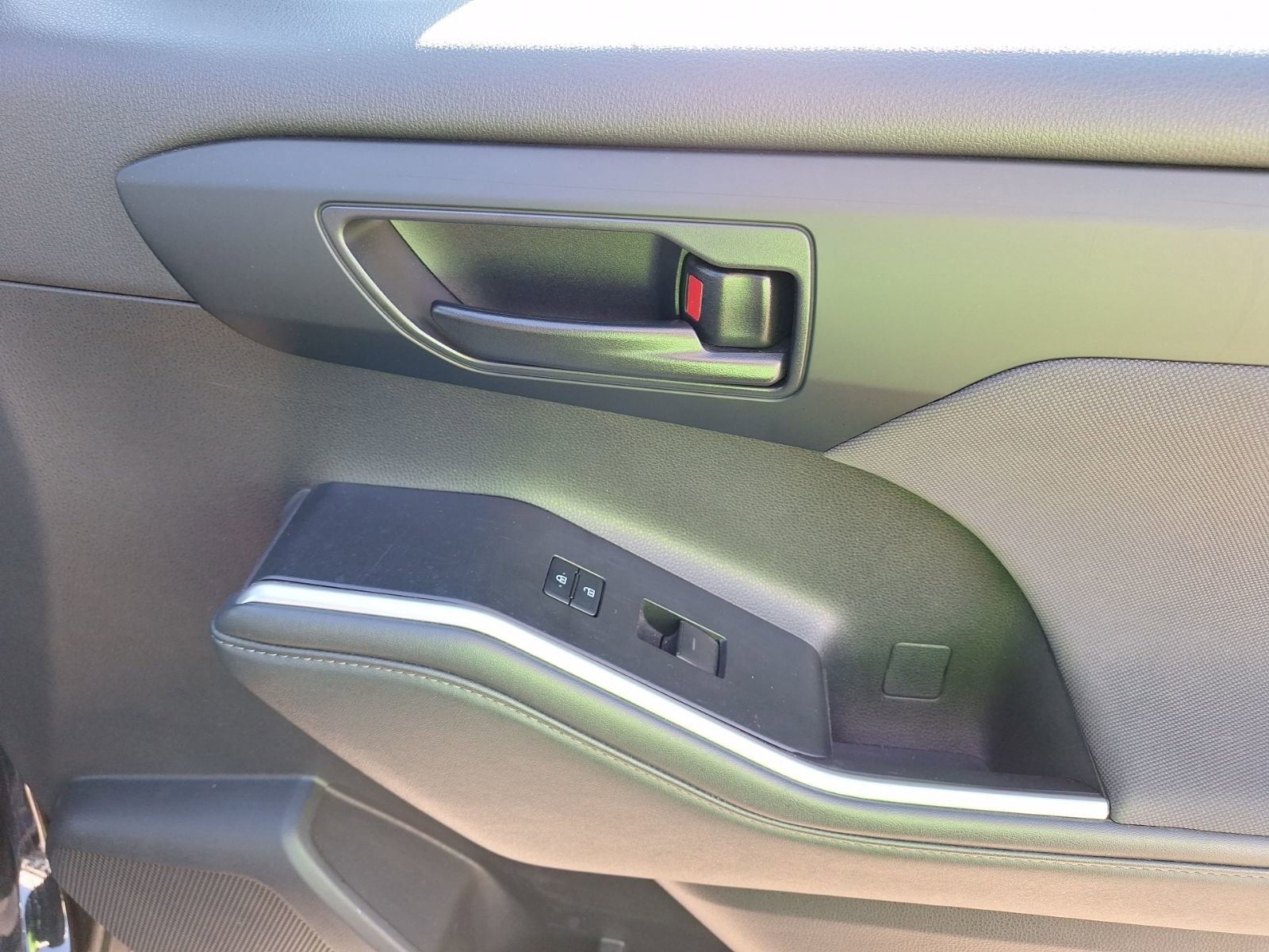 Used 2022 Toyota Highlander L image 32